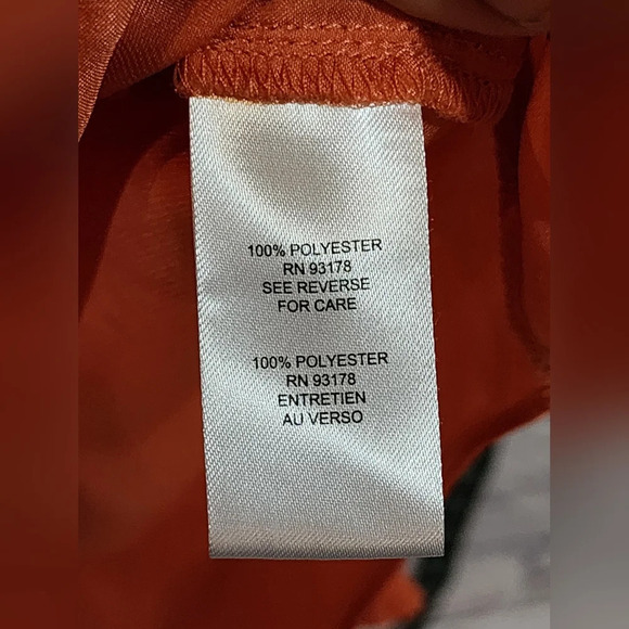 Sophisticated Tahari blouse with silky, flowy material and ruffle neckline - Picture 6 of 10